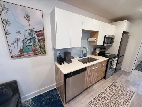 Luxury Modern King Bed 70 TV Downtown Dallas in East Dallas
