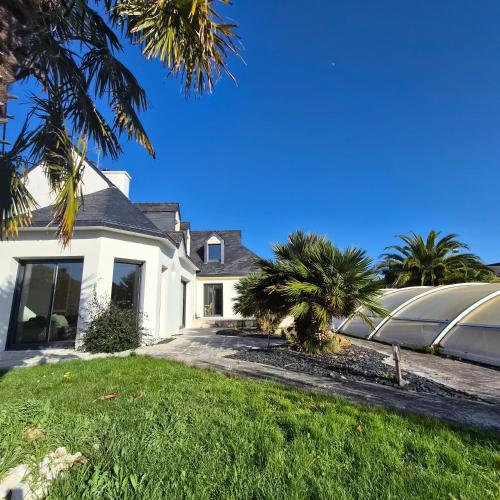 LA VILLA MAJESTUEUSE avec piscine privée et plage à pied! gîte à louer Cap Coz