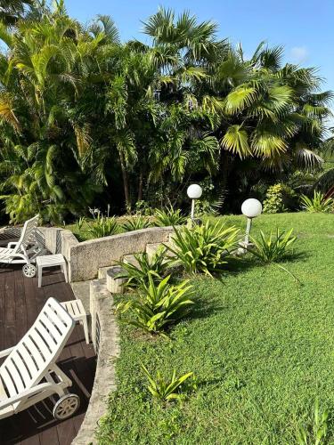 สภาพแวดล้อมโดยรอบ, Escale Tropicale aux Abymes Calme, Piscine et Verger in เลซาบีเมส
