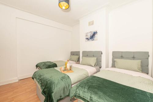 Xtra Large 4 Bedroom House with Heating Sleeps 14 Near Station and ExCeL 2