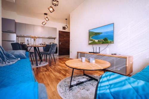 Luxury Lake Nearby Free Parking Pet Friendly APT