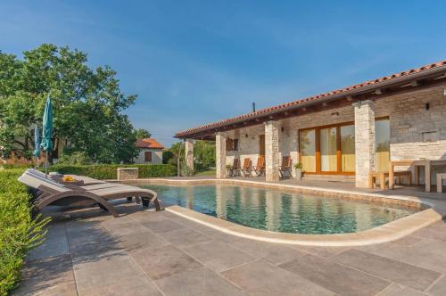 Peldbaseins, Villa Rina in Manjadvorci