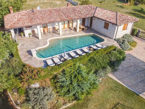 Ieeja, Villa Rina in Manjadvorci