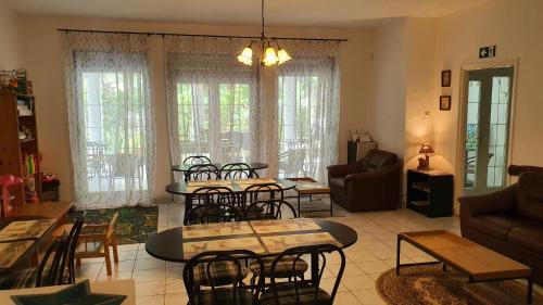 ทัศนียภาพภายนอกโรงแรม, Fertodi Kuria Vendeghaz in เฟอร์ตอด