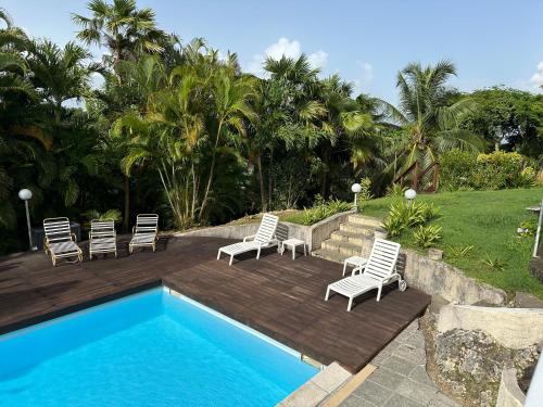 สระว่ายน้ำ, Escale Tropicale aux Abymes Calme, Piscine et Verger in เลซาบีเมส