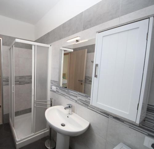 Rosolina apartment with parking - image 2