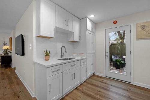 Chic Haus One-Story Home Gated Near Med Center - image 14