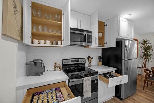 Chic Haus One-Story Home Gated Near Med Center - main image