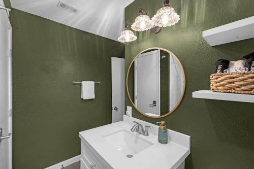 Chic Haus One-Story Home Gated Near Med Center - image 2