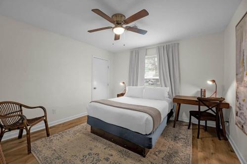 Chic Haus One-Story Home Gated Near Med Center - image 10