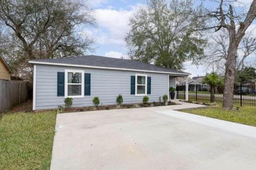 Chic Haus One-Story Home Gated Near Med Center - image 6