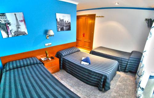 3 twin beds