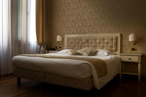 Deluxe Double Room image 7