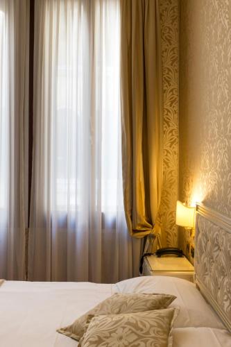 Deluxe Double Room image 6