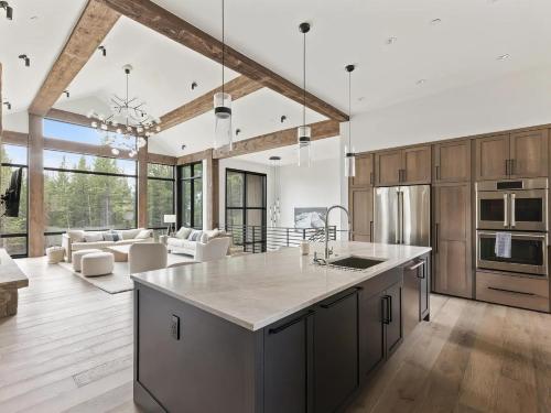 Big Sky Summit - Hot Tub, Fireplace & Ski Access in Big Sky (MT)