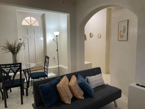 Cozy holiday flat near Crystal Cove beach – khách sạn tại Durants