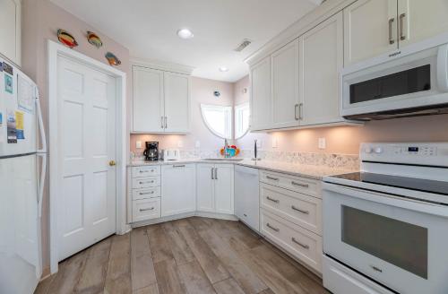 Terning Point - Corolla, Crown Point, Oceanfront, 20 Yds to Beach, Ocean View, Pool, Hot Tub, Pets OK, Corolla (photo 7)