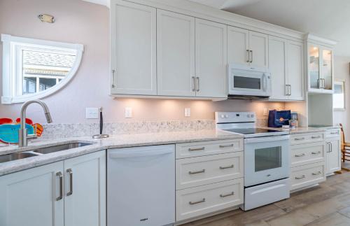 Terning Point - Corolla, Crown Point, Oceanfront, 20 Yds to Beach, Ocean View, Pool, Hot Tub, Pets OK, Corolla (photo 8)