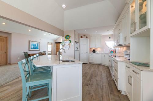 Terning Point - Corolla, Crown Point, Oceanfront, 20 Yds to Beach, Ocean View, Pool, Hot Tub, Pets OK, Corolla (photo 9)