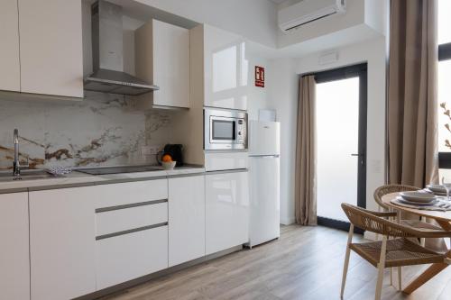FLORIT FLATS - Urban Retreat Apartments - 4 Guests - AC & WiFi - 15 min to City Centre 5