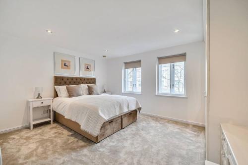 Stylish 2Bed 2Bath Kensington Olympia Flat - image 2