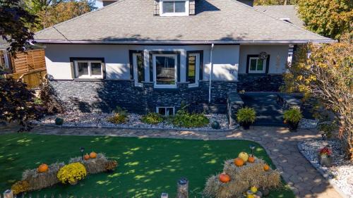 Riverside Oasis with Pool and Dock in Carleton Place (ON)