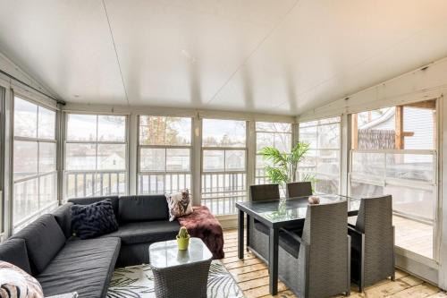 Riverside Oasis with Pool and Dock in Carleton Place (ON)