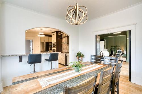Riverside Oasis with Pool and Dock in Carleton Place (ON)