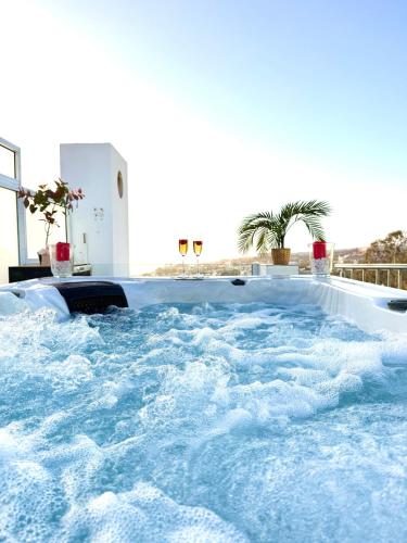 Ocean 77 Ocean View Duplex Private rooftop Jacuzzi