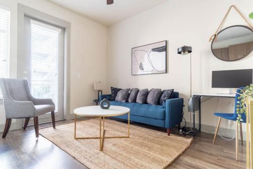 Boulevard Stays Dashing King 1 BR Suite Pool Parking Gym M – khách sạn tại Plano