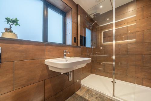 Elder howe - image 20