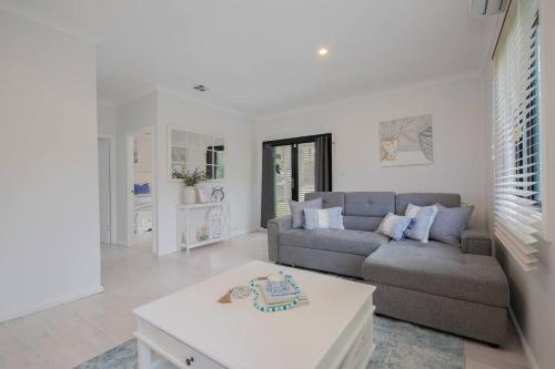 Sea Break - Spacious Cottage near Wamberal Beach in Wamberal
