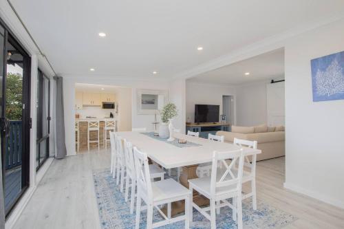 Instalaciones, Sea Break - Spacious Cottage near Wamberal Beach in Wamberal