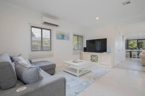 Sea Break - Spacious Cottage near Wamberal Beach in Wamberal