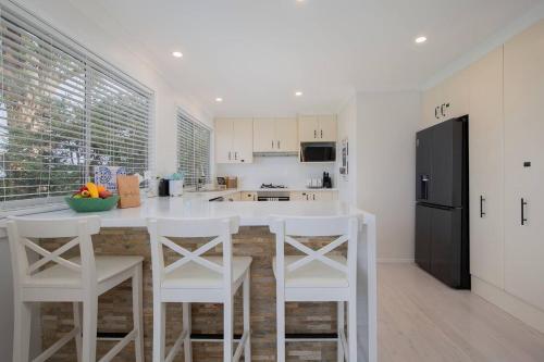 Cocina, Sea Break - Spacious Cottage near Wamberal Beach in Wamberal