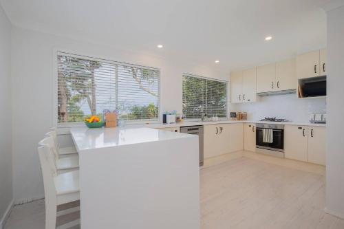 Cocina, Sea Break - Spacious Cottage near Wamberal Beach in Wamberal