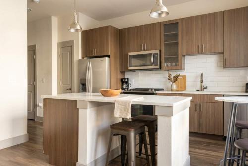 Modern 1BR Chic Retreat Pool Gym Parking in Plano (TX)