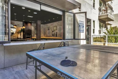 Modern 1BR Chic Retreat Pool Gym Parking in Plano (TX)