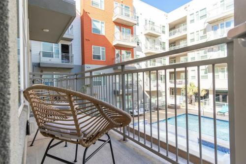 Modern 1BR Chic Retreat Pool Gym Parking in Plano (TX)