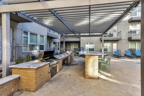 Modern 1BR Chic Retreat Pool Gym Parking in Plano (TX)