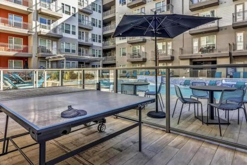 Modern 1BR Chic Retreat Pool Gym Parking in Plano (TX)