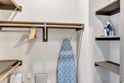 Modern 1BR Chic Retreat Pool Gym Parking in Plano (TX)