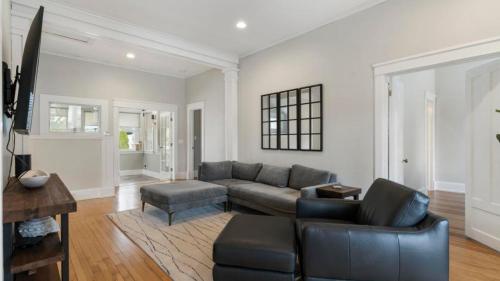 Experience comfort at Andrea Bluff Cottage a 3-bedroom home in Harbor Springs. - image 5