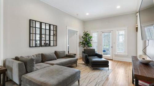 Experience comfort at Andrea Bluff Cottage a 3-bedroom home in Harbor Springs. - image 4