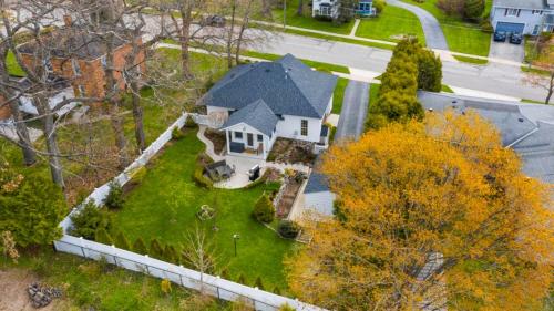 Experience comfort at Andrea Bluff Cottage a 3-bedroom home in Harbor Springs. - image 7
