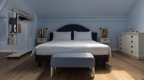 1 queen bed, 1 sofa bed