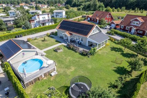 Luxury villa with pool in Bro