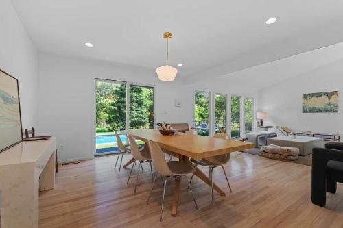 Bellport Park - Pool, Fire Pit & Balcony in North Bellport (NY)