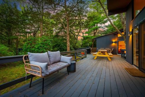 Bellport Park - Pool, Fire Pit & Balcony in North Bellport (NY)