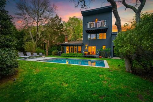 Bellport Park - Pool, Fire Pit & Balcony in North Bellport (NY)